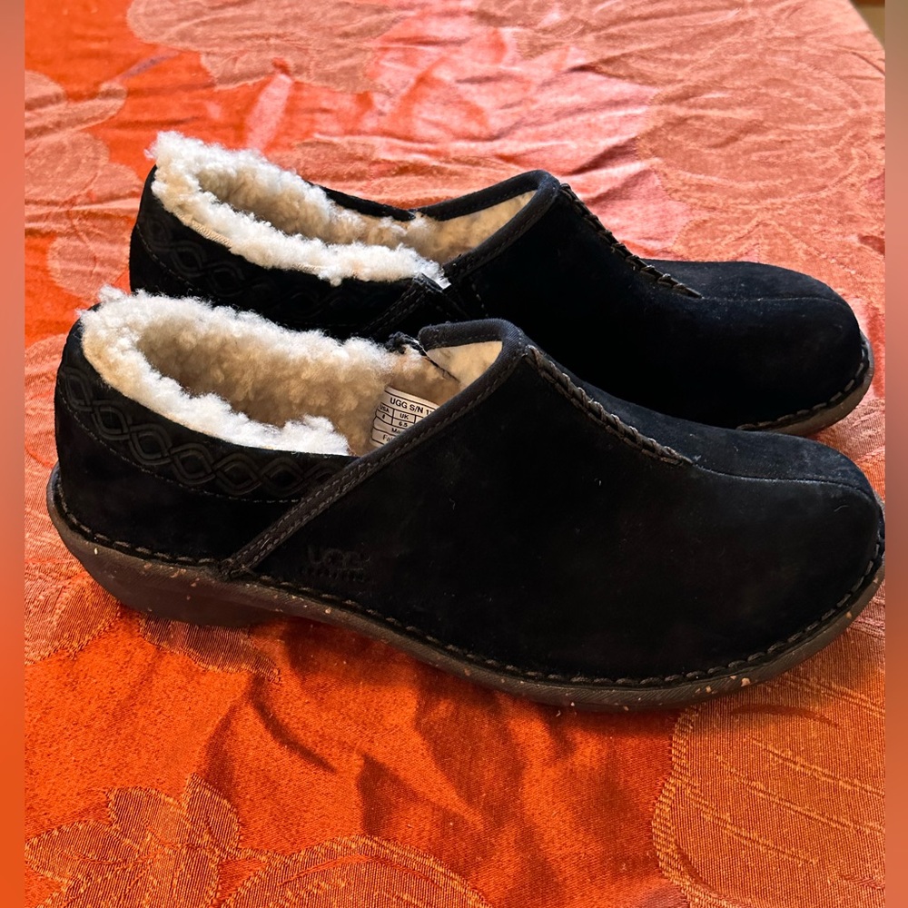 UGG Betty Women Slip on Black Suede Shoes size 8 1757